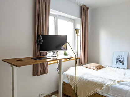 Liv – Height-Adjustable Desk with Laminate Top